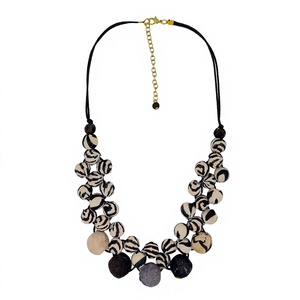 Collier ras du cou multicouche bohème en résine perlée fait main, coloré, africain, unisexe, avec chaîne à billes noires et blanches - Product Image 1