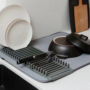 Escurridor de Platos 2 en 1 de Plástico, Organizador de Cocina con Tapete de Microfibra para Secado, Diseño que Ahorra Espacio - Product Image 1