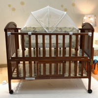 Lit bébé en bois multifonctionnel et réglable avec moustiquaire et espace de rangement pour nouveau-nés