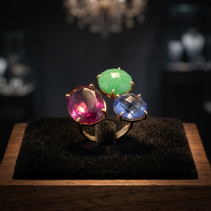 Bague en verre à trois pierres étincelante avec design ethnique plaqué or pour femmes et jeunes filles - Product Image 3