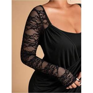 Robe moulante en dentelle sur mesure pour femmes grandes tailles, robe de cocktail courte à manches longues, à encolure croisée et plissée - Product Image 3