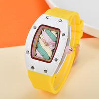 Nouvelle Montre à Quartz de Luxe pour Femme avec Mouvement Citizen, Bracelet en Silicone, Design Carré Arc-en-ciel avec Strass Colorés et Aiguilles