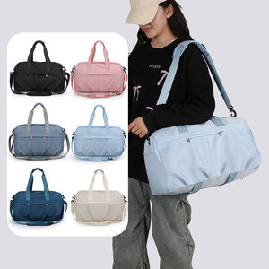 Bolsa de Gimnasio Cilíndrica Sólida Macaron de 6 Colores con Bolsillos Delanteros Dobles con Cremallera, Asa de Cincha a Juego y Correa Ancha Desmontable para Llevar Cruzada - Product Image 1
