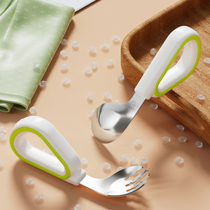 Cuchara de entrenamiento <span class=keywords><strong>para</strong></span> bebés Yuanbao, mango de silicona, tenedor doblado de acero inoxidable 316, diseño de dibujos animados, tipo taza, caja de vajilla al por mayor - Product Image 3