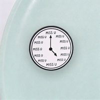 Spilla smaltata rotonda con slogan a tema orologio, distintivo in metallo elegante per accessori di abbigliamento quotidiano