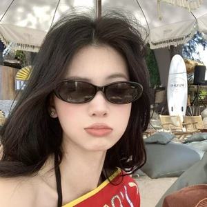 แว่นกันแดดทรงแคทอายสไตล์เกาหลีสำหรับผู้หญิง กรอบสีดำ ป้องกันรังสียูวี 400 สไตล์ชายหาด ช่วยให้หน้าเรียว - Product Image 1