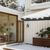 Maison d'hôtes modulaire avec design en conteneur, entrée en verre et terrasse extérieure