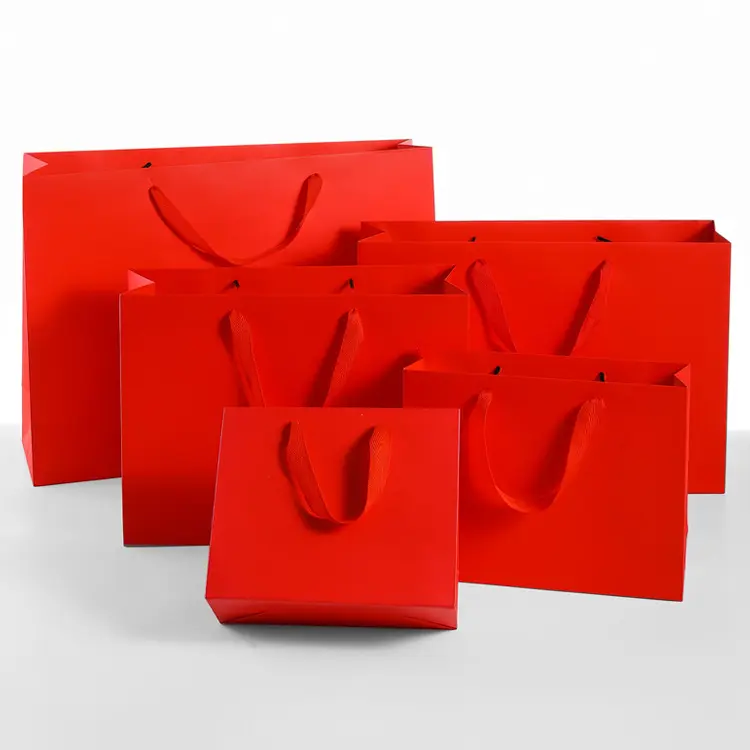 Özel moda kırmızı Kraft Logo ile kağıt alışveriş torbaları küçük lüks perakende tasarım hediye ambalaj için karton yapılmış