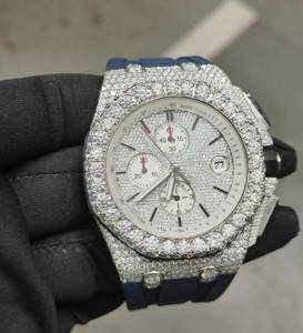 Montre à quartz intemporelle avec des pierres de moissanite étincelantes, conçue pour la beauté haut de gamme et une précision impeccable - Product Image 2