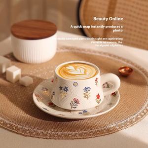 Tazza da <span class=keywords><strong>caffè</strong></span> floreale scintillante ad alto valore di lusso in ceramica pesante per uso domestico goffrato piccolo fiore Latte Art tazza presenta - Product Image 1