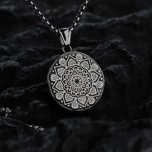 Collier pendentif en acier inoxydable pour hommes, motif floral, design géométrique, cadeau pour assortir aux vêtements - Product Image 2