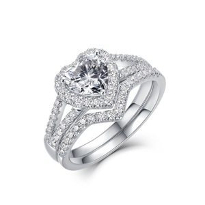 Set di Anelli di Fidanzamento 2 in 1 in Argento Sterling S925 con Moissanite Taglio Cuore Colore <span class=keywords><strong>D</strong></span> VVS1 e Halo - Product Image 1