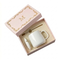 Coffret cadeau personnalisé en carton rigide rose avec monogramme doré et cuillère pour tasse en céramique et emballage de vente au détail en gros