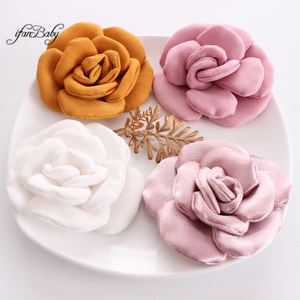 Flor <span class=keywords><strong>de</strong></span> Pelo <span class=keywords><strong>de</strong></span> Satén <span class=keywords><strong>de</strong></span> 8cm con Diseño <span class=keywords><strong>de</strong></span> Camelia, Elegante Accesorio Floral para el <span class=keywords><strong>Cabello</strong></span> para Mujeres y Niñas, Ideal para Bodas, Fiestas y Uso Diario - Product Image 2