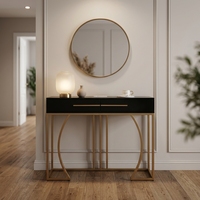 Table console de luxe contemporaine en MDF avec plateau en bois, étagère de rangement et pieds en métal doré thermolaqué pour salon et appartement (vente en gros)