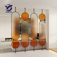 Fabrication Conception personnalisée Rotatif Fer Métal Verre Écran Cloison Décoration Trennwand Séparation Murale Séparateur de Pièce