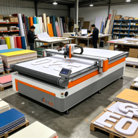 Machine de découpe CNC à couteau oscillant avec pompe et engrenage pour une utilisation facile sur les panneaux KT, la mousse PU et les matériaux d'emballage publicitaire