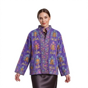 Veste matelassée pour femme en velours floral brodé à la main avec doublure en coton - Printemps/Automne/Hiver - Cadeau pour elle - Product Image 1