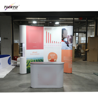 Système d'affichage portable incurvé à une main 10x10 pour stand de salon professionnel avec comptoir et support de logo