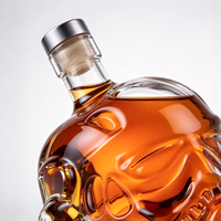 Bouteilles en verre en forme de casque avec ensemble de carafes à whisky liquide ambré pour bar et présentoir cadeau