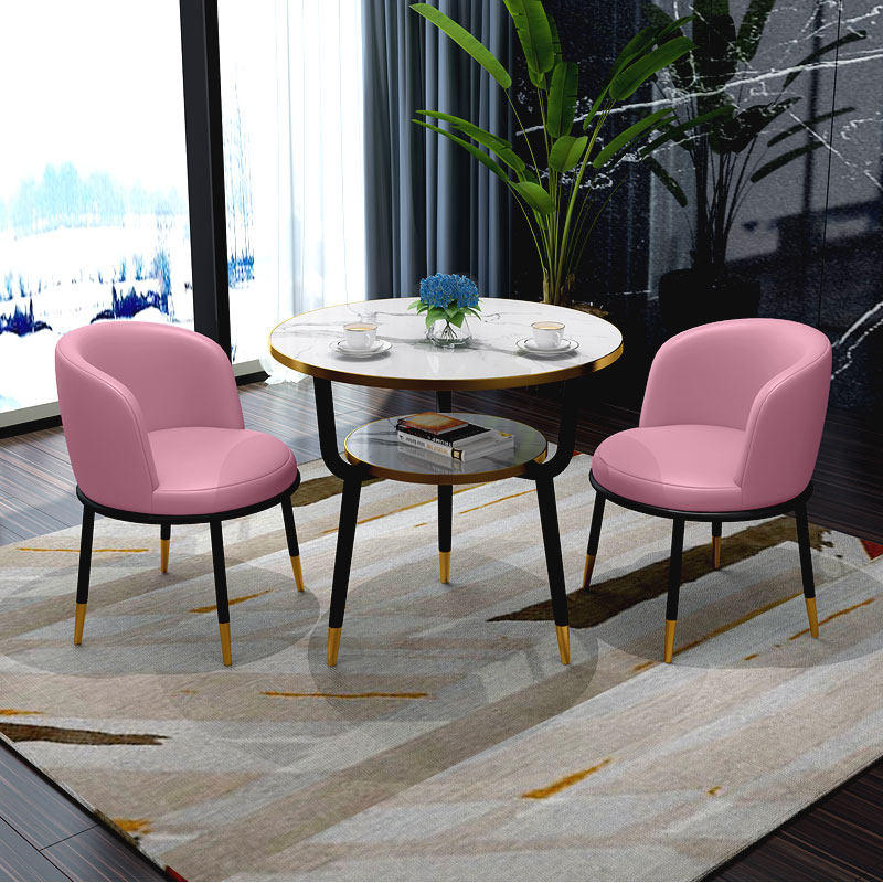 Un tavolo rosa e due sedie
