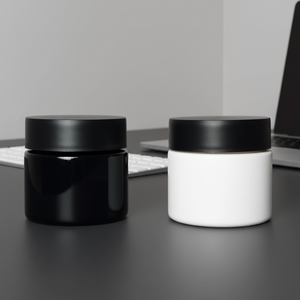 Pot en verre Cannacoast 3oz CR Opal noir et blanc, pot en verre rond à parois droites résistant aux enfants, pour 3,5g de fleurs - Product Image 1