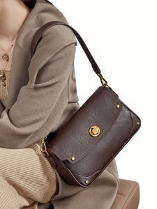 Sacs à bandoulière pour femmes en gros, sacs décontractés en feutre à porter sous le bras, mini sacs à chaîne de couleur unie avec poupée en peluche - Product Image 1