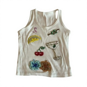 Camiseta sin mangas de algodón hecha a mano con bordado de cereza, arcoíris y flores con cuentas, ideal para fiestas. - Product Image 1