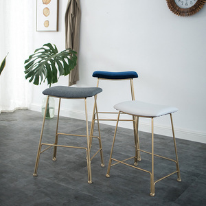 Meubles <span class=keywords><strong>de</strong></span> <span class=keywords><strong>bar</strong></span> à café tendance, <span class=keywords><strong>tabouret</strong></span> haut <span class=keywords><strong>de</strong></span> comptoir en métal doré luxueux avec siège en <span class=keywords><strong>velours</strong></span> courbé - Product Image 2