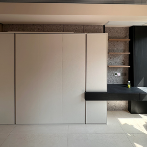 ห้องนอนสไตล์มินิมอลทันสมัย พร้อมตู้เสื้อผ้าในตัว เตียงพับได้ เตียงแบบยกพื้น และโต๊ะทำงาน - Product Image 1