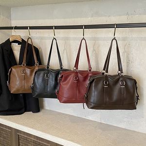 Sac fourre-tout classique en cuir PU avec boucle, grande capacité, pour femme, sac à bandoulière professionnel, vente en gros d'usine - Product Image 5