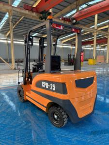 Carretillas elevadoras eléctricas certificadas CE de alta calidad 1,5 toneladas 3 toneladas 5 toneladas con batería de cambio lateral - Product Image 5