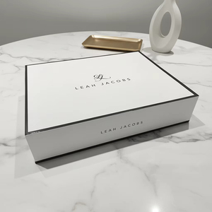 Boîte d'anniversaire 3D artisanale avec papier artistique et revêtement UV pour une identité de marque sophistiquée et un rituel cadeau - Product Image 2