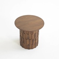 Style Wabi-sabi, simple et moderne, noir, structure à poutres pour petit appartement