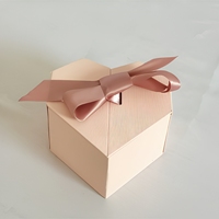 Boîte cadeau en papier rigide pliable personnalisée de luxe avec un grand nœud en satin pour emballer des bonbons, des jouets, des bijoux