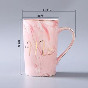2024 ensemble-cadeau de <span class=keywords><strong>tasse</strong></span> de couple de la Saint-Valentin personnalisé Mr And & Mrs ensemble de 2 tasses à café en céramique marbrée boîte-cadeau avec couvercle et cuillère - Product Image 6