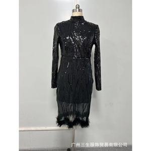 Robe de soirée moulante pour femme à sequins et plumes, manches longues, col montant, avec superposition transparente, longueur mi-longue - Product Image 3