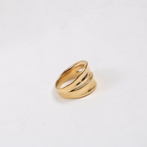 Anillo de Doble Capa Chapado en Oro de 18K de Alta Gama, Joyería Resistente al Deslustre, Anillos de Acero Inoxidable para Mujer - Product Image 1
