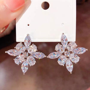 Boucles d'oreilles clous fleuris luxueuses plaquées or blanc, avec cristaux et strass, bijoux de mariage romantiques pour femme, sertissage fermoir or 18 carats - Product Image 4