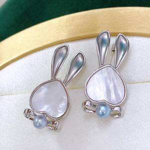 Broche de Perla Blanca Australiana, Nueva Perla Natural de Agua de Mar, Conejito de 7-8 mm, Redonda, Ligeramente Imperfecta, Flor para el Pecho - Product Image 1