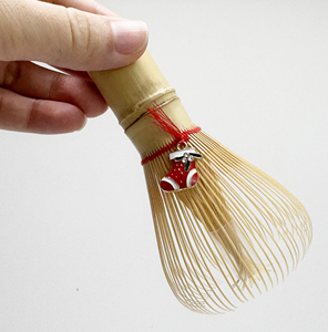 Fouet à matcha japonais artisanal en bambou violet Shin Chasen avec un charmant accessoire pour la cérémonie du matcha - Product Image 6