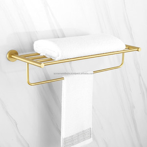 Elegante soporte de toalla recubierto de oro en metal con un diseño elegante perfecto para la decoración de suministros de baño y tocador montados en la pared - Product Image 1