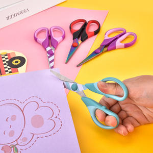 กรรไกรสแตนเลสสีสันสดใส 5.5 นิ้ว รูปตัววี สำหรับงานตัดกระดาษงานฝีมือ ใช้ในสำนักงาน - Product Image 5