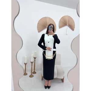 Ensemble élégant veste et jupe en satin noir pour femme avec empiècement blanc et détail chaîne de perles, taille M - Product Image 2