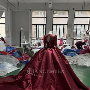 Robe de mariée élégante en satin rouge foncé, coupe princesse, décolleté cœur, traîne chapelle, longueur ras du sol, dos nu, en dentelle, pour soirée - Product Image 6