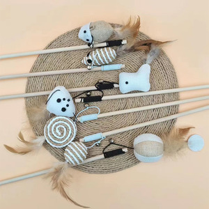 Bâton de chatouillage pour chat avec plume, clochette et souris en bois – Jouet interactif anti-ennui pour animaux de compagnie - Product Image 1