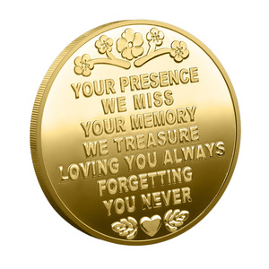 Moneda Conmemorativa <span class=keywords><strong>de</strong></span> Recuerdo en Memoria <span class=keywords><strong>de</strong></span> un Ser Querido, Artesanía en Metal, Chapada en Oro, Grabada por Ambos Lados con un Patrón Floral <span class=keywords><strong>de</strong></span> Corazón - Product Image 3