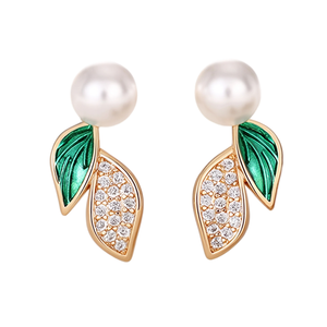 Boucles d'oreilles à clous en forme de feuille dorée avec fausse perle blanche et incrustation de cristal pour femmes, bijoux classiques à porter au quotidien - Product Image 1