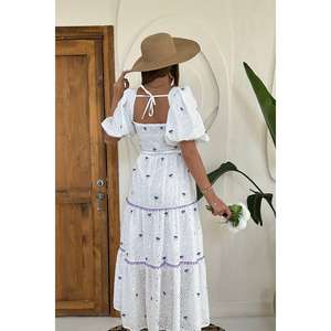 Vestido de noche hecho a mano de organza lila bordada con cuello cruzado, corte imperio y espalda descubierta. - Product Image 6