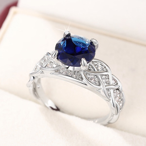 Anello con gemma blu avvolta in filo per donna, elegante gioiello da dito alla moda - Product Image 2